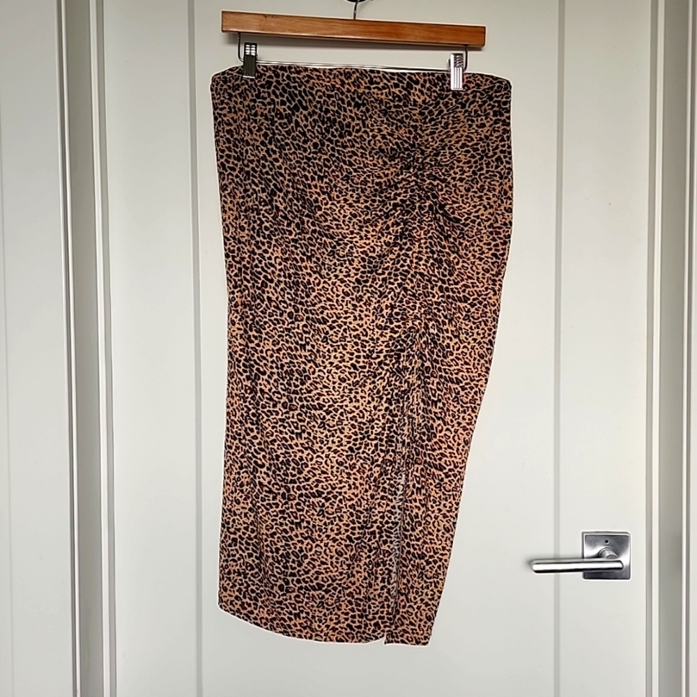 3/$25 Leapord print skirt with leg slit/ruching